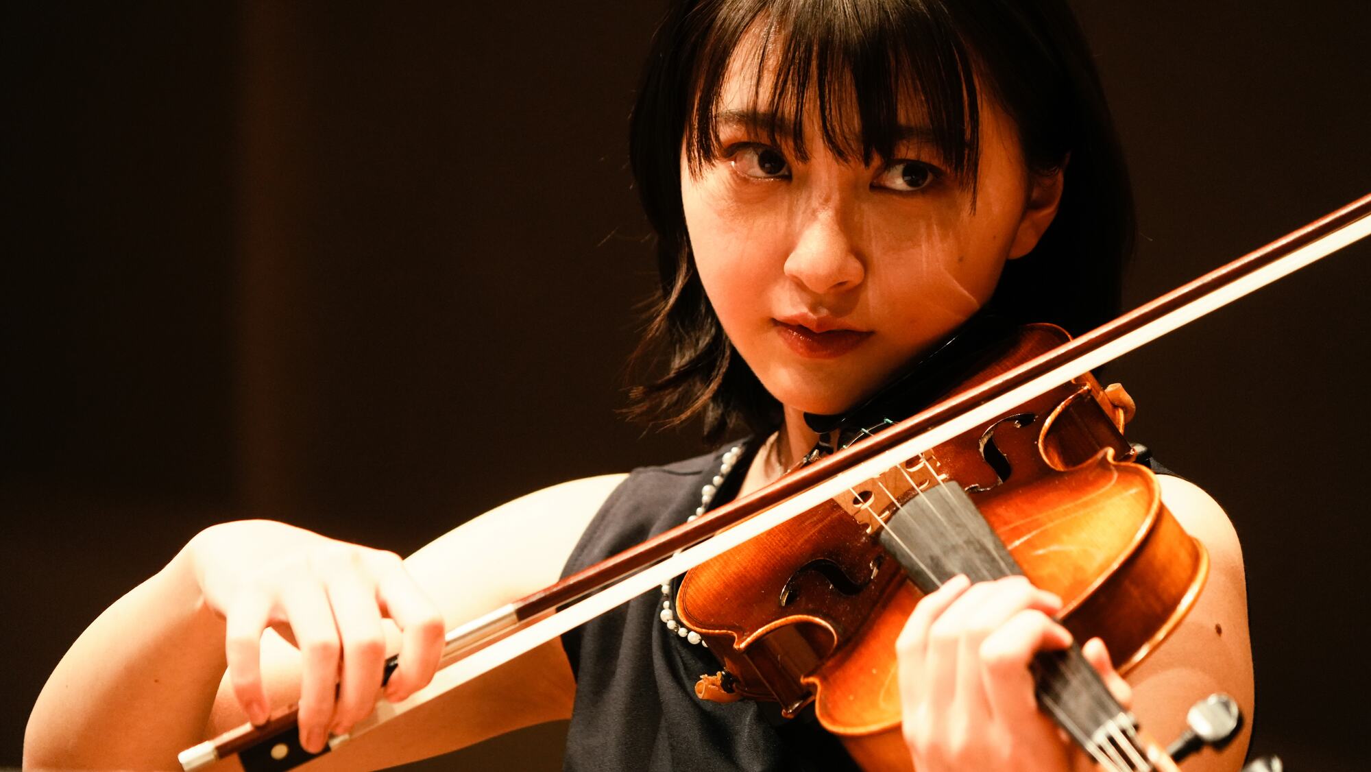 Rin playing the violin